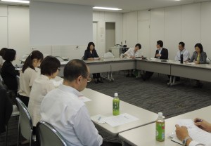 事務局長による審査会。協議、投票の前にロゴマークの選定における留意点について説明する。